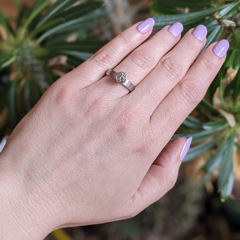 A Detailed Look at Jennifer Lopez's Green Engagement Ring | Vogue